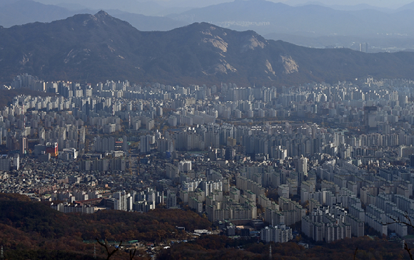 서울 북한산에서 바라본 서울 아파트 전경. [사진=김성진 기자]