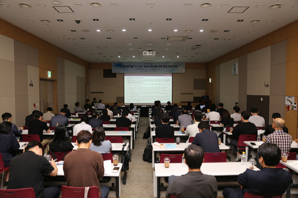 이종관 법무법인 세종 수석전문위원이 10일 오후 전남광주 서구 김대중컨벤션센터에서 열린 '한국언론학회 주최 케이블TV 기획 세미나'에서 '케이블TV의 위기극복 및 지속가능성 확보를 위한 정책 패러다임 개편 방향'을 주제로 발제하고 있다. [사진=안세준 기자]