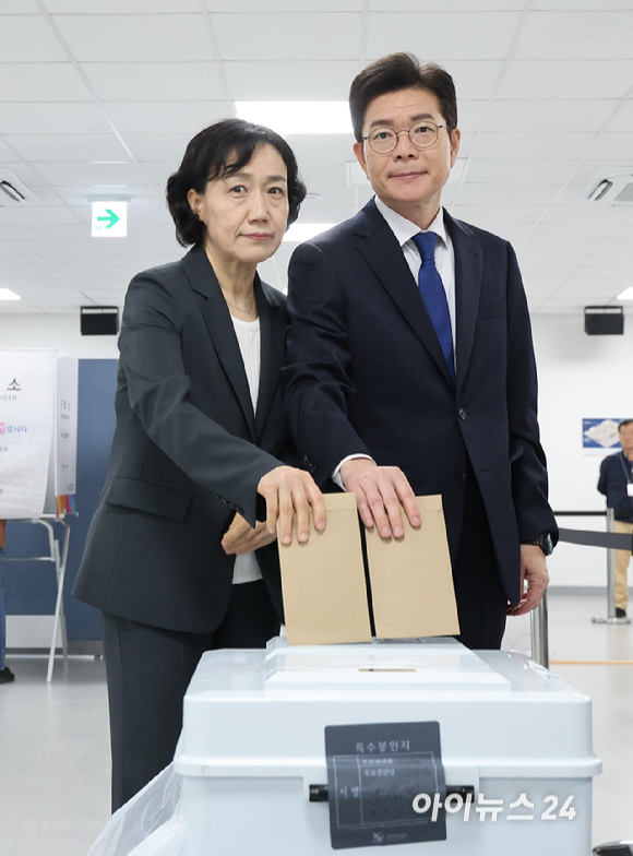 정원오 더불어민주당 서울시장 후보와 배우자 문혜정 씨가 제9회 전국동시지방선거 사전투표 첫 날인 29일 오전 서울 중구 소공동행정복합청사에 마련된 사전투표소에서 투표하고 있다. [사진=곽영래 기자]
