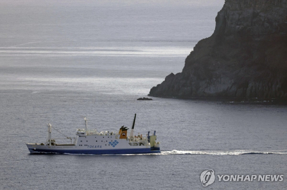 일본 순시선이 도카라 열도 인근을 지나고 있다. [사진=연합뉴스]