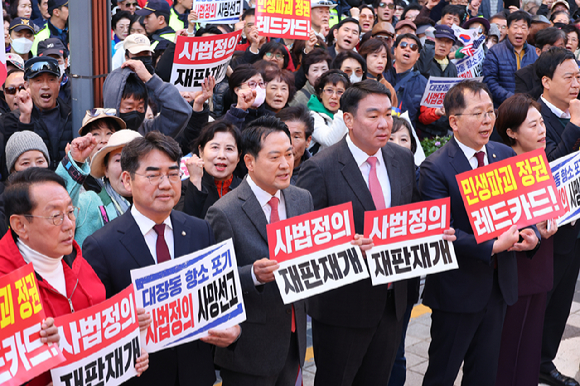 국민의힘 장동혁 대표가 22일 오후 부산 중구 광복로에서 열린 '민생회복 법치수호 국민대회'에 참석해 발언하고 있다. [사진=연합뉴스]