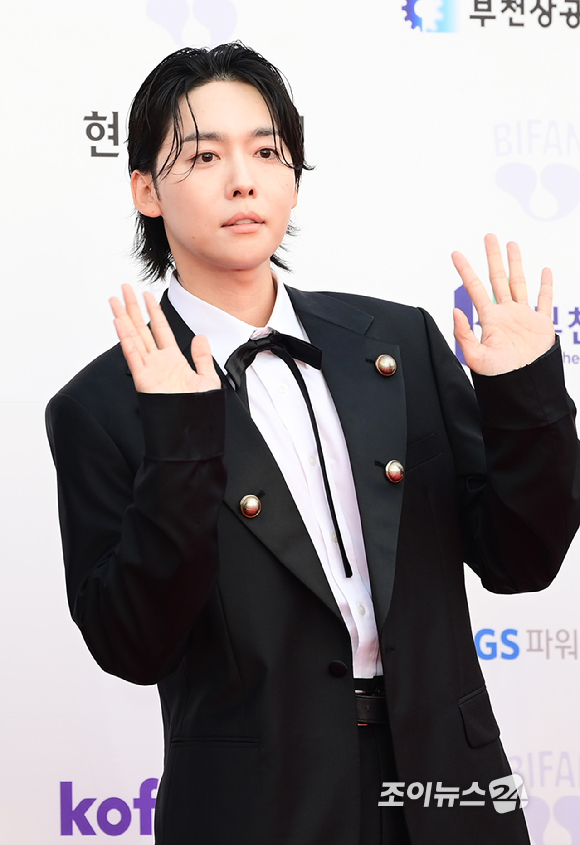 위너 김진우가 3일 오후 경기도 부천시 부천아트센터에서 열린 제29회 부천국제판타스틱영화제 레드카펫 행사에 참석하고 있다. [사진=정소희 기자]