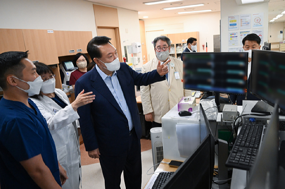 윤석열 대통령이 4일 경기도 가톨릭대학교 의정부성모병원 권역응급의료센터를 찾아 현장 점검하고 있다. 2024.09.04. [사진=대통령실]