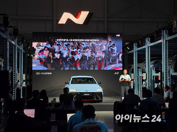현대차가 10일 경기도 의왕시 'N 아카이브'에서 국내 취재진을 대상으로 아이오닉 6 N을 공개하고 있다. [사진=김종성 기자]