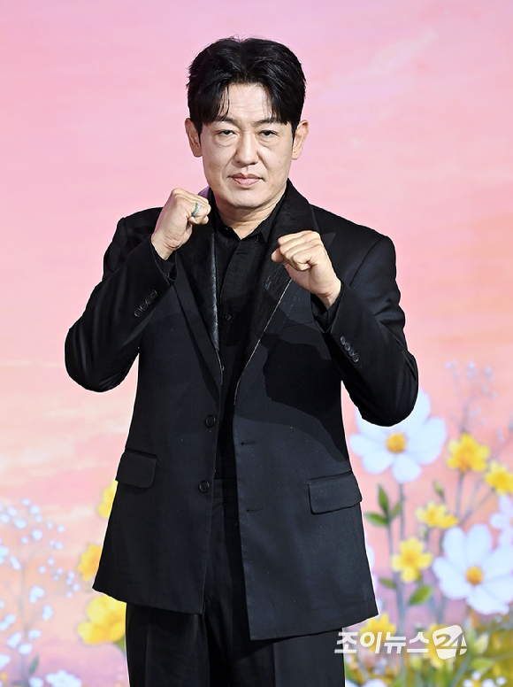배우 허성태가 5일 서울 마포 호텔 나루 서울에서 열린 넷플릭스 시리즈 '이런 엿같은 사랑' 제작발표회에서 포토타임을 갖고 있다. [사진=곽영래 기자]