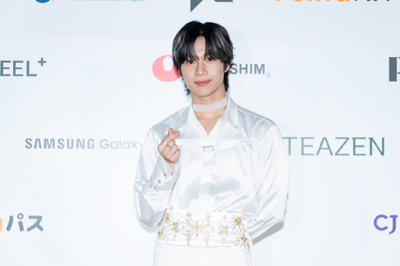 그룹 샤이니 태민이 지난 10일 일본 지바현 마쿠하리 멧세에서 개최된 '케이콘 재팬 2025(KCON JAPAN 2025)' 레드카펫 행사에서 포즈를 취하고 있다. [사진=CJ ENM]