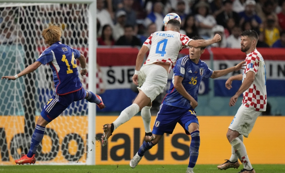 6일(한국시간) 카타르 알와크라의 알자누브 스타디움에서 2022 국제축구연맹(FIFA) 카타르 월드컵 일본과 크로아티아의 16강전이 열린 가운데 후반 10분 크로아티아 이반 페리시치가 헤딩 동점골을 터트리고 있다. [사진=뉴시스]