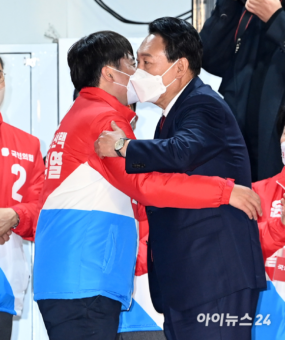 포토]윤석열 당선인, '이준석 대표와 승리의 포옹'