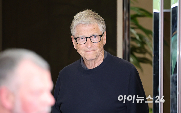 마이크로소프트(MS) 창업자인 빌 게이츠 '빌 앤 멜린다 게이츠 재단' 공동이사장이 20일 오후 서울김포비즈니스항공센터(SGBAC)를 통해 입국하고 있다. [사진=곽영래 기자]