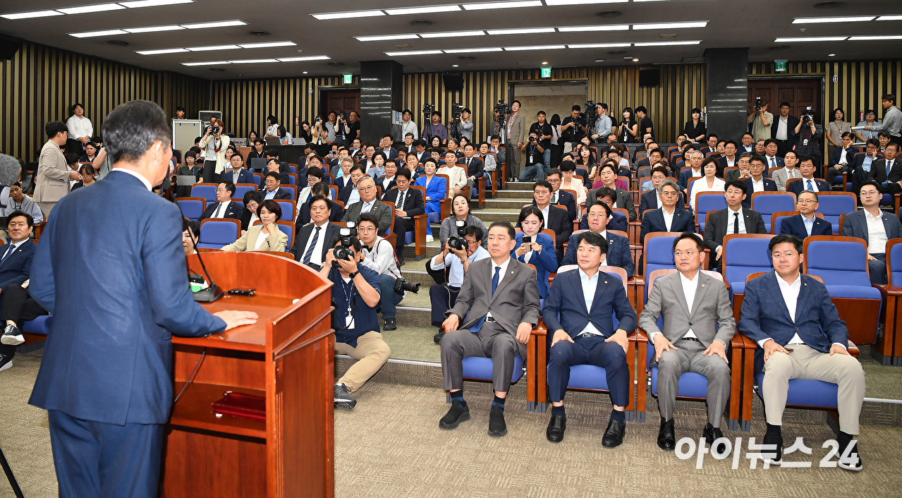 정청래 더불어민주당 당대표가 3일 오후 서울 여의도 국회에서 열린 정책의원총회에서 발언하고 있다. [사진=곽영래 기자]