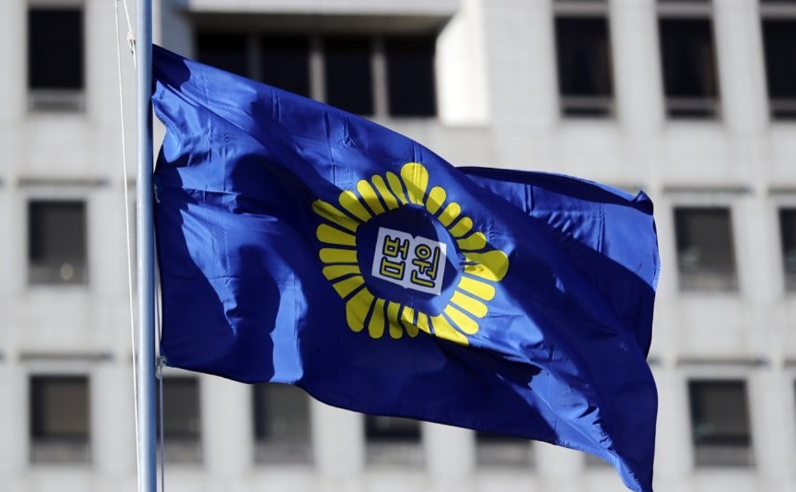 양승태 전 대법원장이 30일 서울 서초구 서울고등법원에서 열린 '사법농단 혐의' 2심 선고 공판에서 징역 6개월에 집행유예 1년을 선고 받은 후 법원 청사를 나서고 있다. 2026.1.30 [공동취재] [사진=연합뉴스]