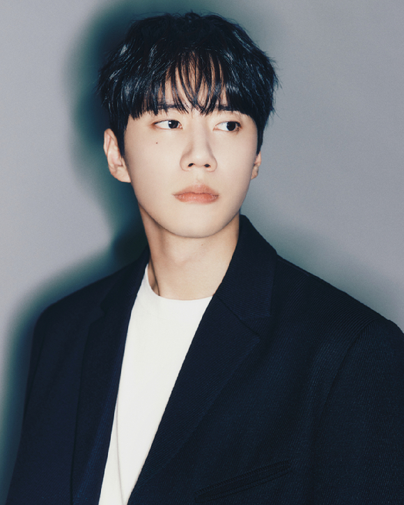 배우 이준영이 넷플릭스 시리즈 '황야'(감독 허명행) 인터뷰에 앞서 포즈를 취하고 있다. [사진=넷플릭스]