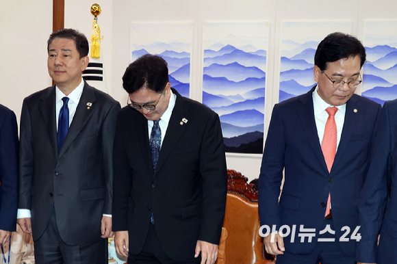 우원식 국회의장이 25일 서울 여의도 국회 의장실에서 여야 원내대표들과 회동을 하고 있다. (왼쪽부터 더불어민주당 김병기 원내대표, 국민의힘 송언석 원내대표) [사진=정소희 기자]