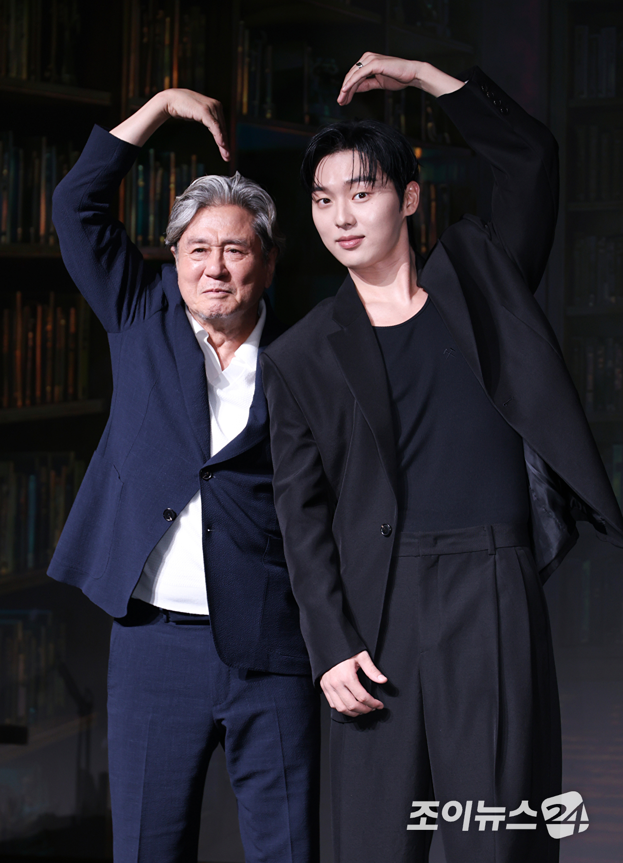 [포토] 최민식-최현욱 '교수님과 학생의 세대 허무는 커플 하트'