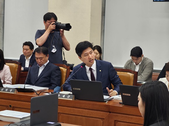 우재준 의원이 22일 국회 환경위에서 김완섭 환경부장관 후보자 인사청문회에서 질의하고 있다. [사진=우재준 의원실]