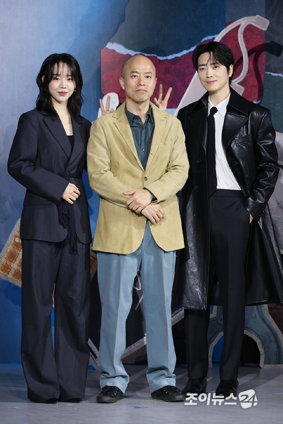 배우 신혜선, 김진민 PD, 배우 이준혁이 10일 오전 서울 중구 장충동 앰배서더 서울 풀만 호텔에서 열린 넷플릭스 시리즈 '레이디 두아' 제작발표회에 참석해 포즈를 취하고 있다. [사진=문수지 기자]