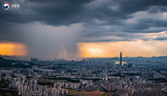무더위가 기승을 부리던 지난해 8월. 갑자기 먹구름이 몰려와 서울 도심에 사정없이 비를 쏟아 부었다. 대상을 차지한 ‘국지성 호우’(김주형). [사진=기상청]