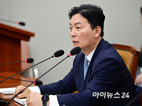 윤석열 대통령이 지난해 9월 9일 서울 용산 대통령실 청사에서 박종준 대통령 경호처장에게 임명장 수여 및 기념촬영을 마친 뒤 환담장으로 향하고 있다. 2024.9.9 [사진=연합뉴스]