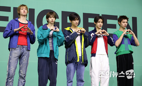 그룹 코르티스가 20일 오후 서울 광진구 광장동 예스24라이브홀에서 열린 미니 2집 '그린그린(GREENGREEN)' 발매 기념 쇼케이스에 참석해 포즈를 취하고 있다. [사진=문수지 기자]
