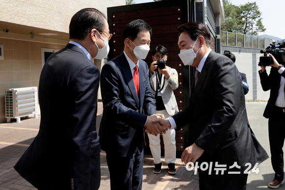 윤석열 대통령 당선인이 12일 오후 대구 달성군 유가읍에 있는 박근혜 전 대통령의 사저를 방문 박근혜 전 대통령 예방을 하기 위해 차량에서 내려 기다리고 있던 유영하 변호사와 악수를 나누고 있다. [사진=인수위사진기자단]