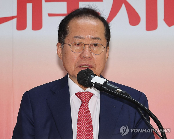 국민의힘 대선 2차 경선에서 낙마한 홍준표 전 대구시장이 29일 서울 여의도 대하빌딩 선거캠프에서 정계 은퇴 의사를 밝히고 있다. [사진=연합뉴]