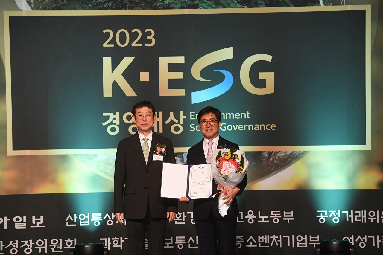 유한대학교는 '2023 K-ESG 경영대상'에서 교육부문 종합 ESG 대상을, 유한양행은 의약품 제조부문에서 종합 ESG 대상을 각각 수상했다고 27일 밝혔다. [사진=유한대학교]