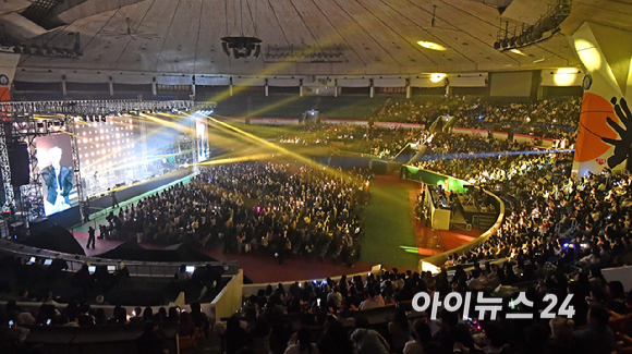 에이엠피(AxMxP)가 21일 오후 서울 송파구 잠실학생체육관에서 열린 '2026 JOY콘서트 - 보이스 오브 스프링(Voice of spring)'에서 멋진 무대를 선보이고 있다.고품격 엔터테인먼트 경제지 조이뉴스24와 인터넷종합지 아이뉴스24가 주최하는 '보이스 오브 스프링'은 올해로 세 번째를 맞았다. 이번 공연엔 엔플라잉(N.Flying/이승협, 차훈, 김재현, 유회승, 서동성), 소란(SORAN/고영배), 에이엠피(AxMxP/하유준, 김신, 크루, 주환)가 함께해 현장감이 넘치는 밴드 사운드로 관객과 열렬히 교감했다. [사진=곽영래 기자]