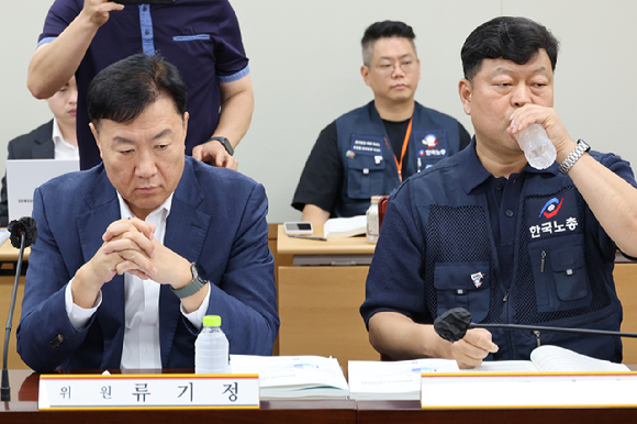18일 정부세종청사 최저임금위원회에서 열린 제7차 전원회의에서 사용자위원인 류기정 한국경영자총협회(경총) 전무와 근로자위원인 류기섭 한국노총 사무총장이 업종별 구분 적용 관련 발언을 들으며 심각한 표정을 짓고 있다. [사진=연합뉴스]