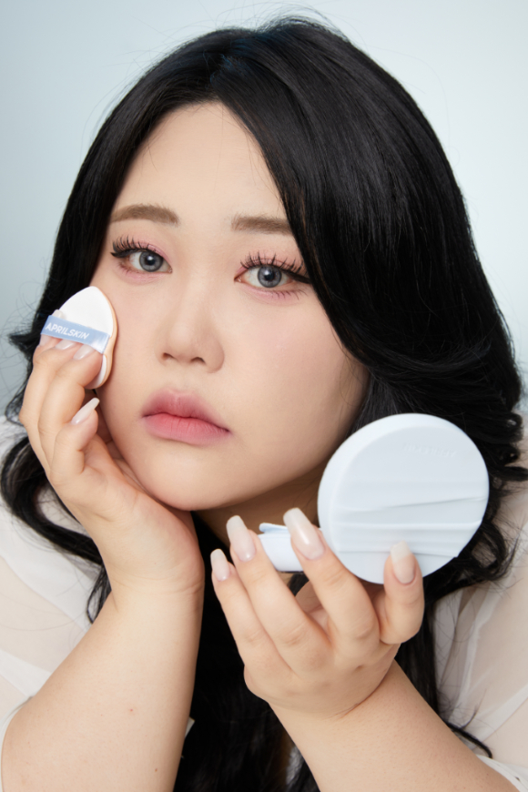 에이피알의 뷰티 브랜드 에이프릴스킨이 뷰티 크리에이터 '시네'와 공동 개발한 '글로잉 매트 쿠션'을 성공적으로 론칭했다고 14일 밝혔다. [사진=에이피알]