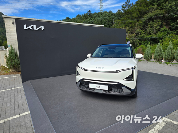 시승 코스 중간 기착지에 전시된 기아 'EV5'. [사진=김종성 기자]