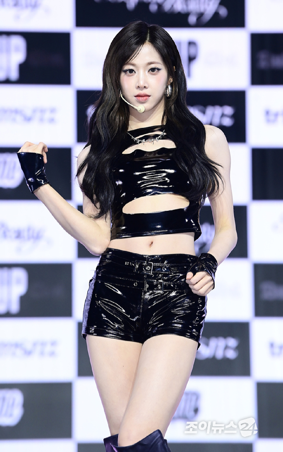 그룹 트리플에스(tripleS) 미소녀즈(msnz) neptune 니엔이 24일 오후 서울 용산구 블루스퀘어에서 열린 새 앨범 '비욘드 뷰티' 발매 기념 쇼케이스에서 포즈를 취하고 있다. [사진=정소희 기자]