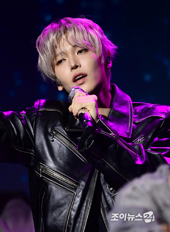 가수 장한음이 30일 오후 서울 강남구 성암아트홀에서 열린 두 번째 EP 'DAYDREAM' 발매 기념 쇼케이스에서 타이틀곡 'WANNA' 무대를 선보이고 있다. [사진=정소희 기자]