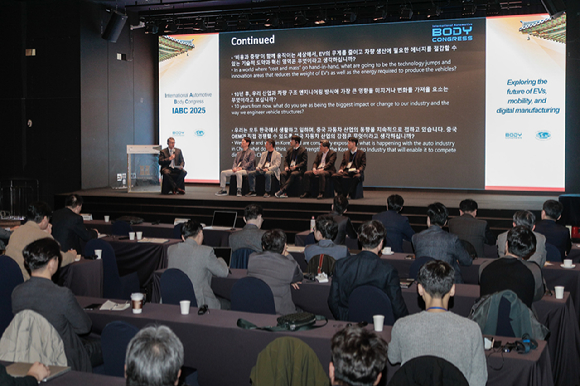 브라이언 맥머레이 지엠테크니컬센터코리아 사장이 지난 5일 서울 메이필드호텔에서 열린 'IABC 2025 서울'에서 환영사를 하고 있다. [사진=GM]