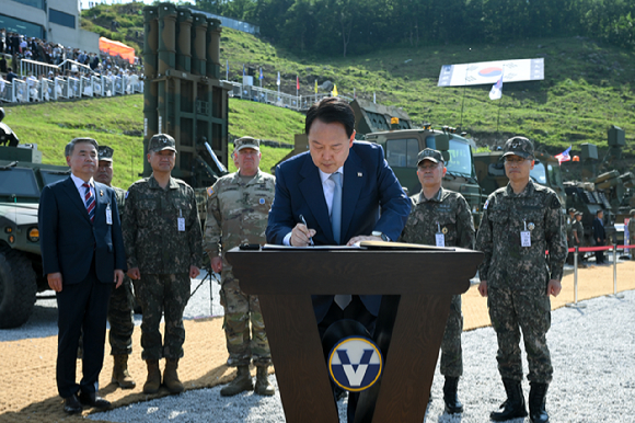 윤석열 대통령이 15일 경기 포천 승진훈련장에서 실시된 '2023 연합·합동 화력격멸훈련'에서 방명록을 작성하고 있다. 2023.06.15. [사진=대통령실]