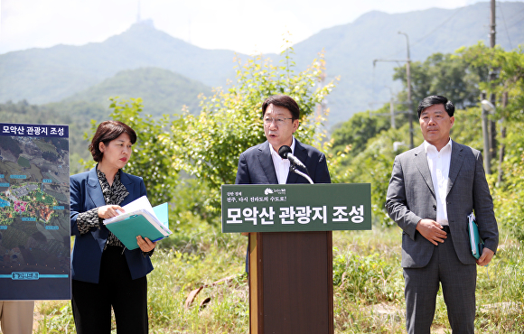 우범기 시장이 현장 브리핑을 통해 모악산 관광지 조성사업 계획을 발표하고 있다. [사진=전주시 ]