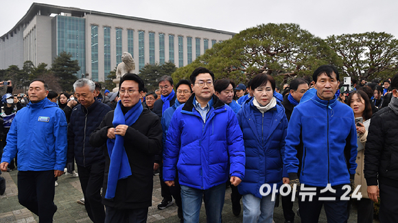 윤석열 대통령 파면 촉구 도보행진에 참가한 더불어민주당 의원들이 12일 서울 여의도 국회에서 광화문을 향해 출발하고 있다. [사진=곽영래 기자]