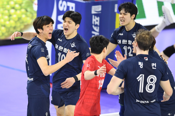 대한항공 선수들이 득점 이후 기뻐하고 있다. [사진=한국배구연맹(KOVO)]