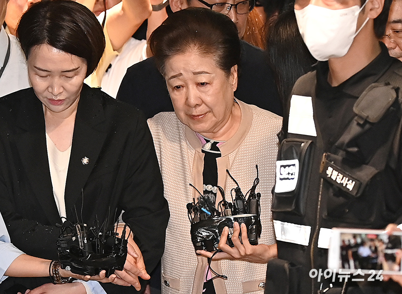 '통일교 현안 청탁' 한학자 총재가 17일 오전 서울 종로구에 마련된 김건희 특검팀(특별검사 민중기) 사무실로 조사를 받기 위해 출석하고 있다. [사진=곽영래 기자]