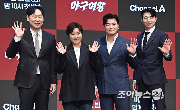 야구선수 출신 윤석민, 골프선수 출신 박세리, 야구선수 출신 추신수, 이대형이 25일 서울 구로구 더 세인트 신도림에서 열린 채널A 야구여왕' 제작발표회에서 포즈를 취하고 있다. [사진=곽영래 기자]