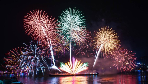 전남 여수시 이순신광장 일원에서 2018 여수밤바다 불꽃축제가 열려 아름다운 불꽃이 여수의 밤바다를 수놓고 있다. [사진=연합뉴스]