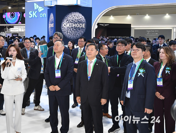 이철규 산자위 위원장, 김원이 산자위 간사, 엄기천 한국배터리산업협회장 등 참석자들이 11일 서울 강남구 코엑스에서 열린 국내 최대 배터리 산업 전시회 '인터배터리 2026' 에서 부스 투어를 하고 있다. [사진=곽영래 기자]