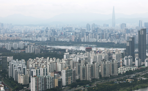 서울 영등포구 여의도 63빌딩 전망대에서 바라본 시내 곳곳에 자리 잡은 아파트 [사진=연합뉴스]