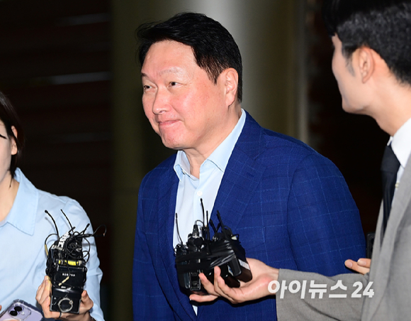 최태원 SK그룹 회장이 손정의 소프트뱅크 회장의 초청으로 미국 플로리다주 마러라고 리조트에서 열리는 투자 행사에 참석하기 위해 16일 오후 서울 강서구 김포비즈니스항공센터를 통해 출국하는 중 취재진과 인터뷰를 갖고 있다. [사진=정소희 기자]