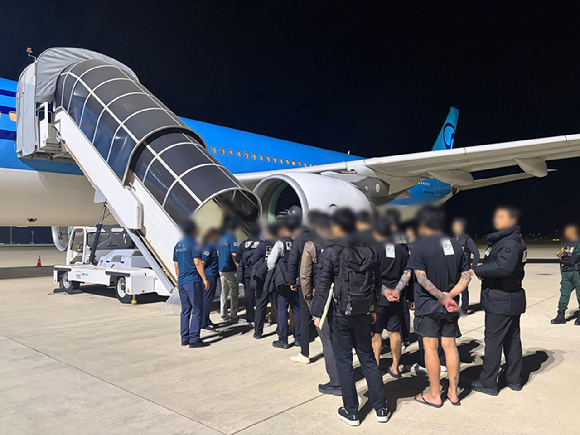 캄보디아에서 스캠(scam&middot;사기), 인질강도 등 범행을 저지른 한국인 범죄 조직원들이 23일 캄보디아 프놈펜국제공항에서 국내로 송환되고 있다. [사진=경찰청]