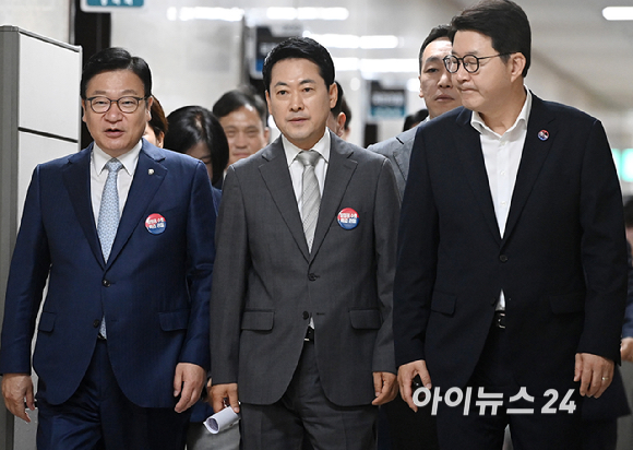 국민의힘 장동혁 당대표와 정점식 원내대표 등 참석자들이 13일 서울 여의도 국회에서 열린 최고위원회의에 참석하고 있다. [사진=곽영래 기자]