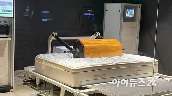 20일 경기도 이천 시몬스 팩토리움 수면R&D 센터에서 롤링 테스트가 이뤄지고 있다. [사진=진광찬 기자]