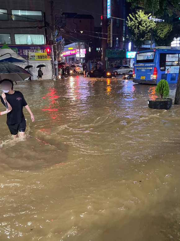 서울과 수도권 등 중부지방에 폭우가 쏟아지고 있는 8일 밤 서울 동작구 상도동 인근 도로가 물에 잠겨 있다. [사진=독자 제공]