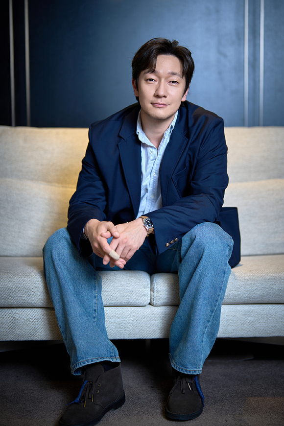 '나인퍼즐' 손석구가 인터뷰에 앞서 사진촬영을 하고 있다. [사진=스태넘]