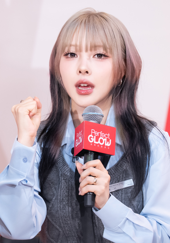 뷰티 인플루언서 포니가 6일 오전 온라인 중계로 진행된 tvN '퍼펙트 글로우' 제작발표회에 참석해 포즈를 취하고 있다. [사진=tvN]