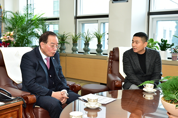 지난 23일 오전 부산광역시교육청에서 왼쪽부터 하윤수 부산광역시교육감이 롯데자이언츠 전설 박정태 감독을 만나 대연초 야구부 해체 관련 면담을 하고 있다. [사진=부산광역시교육청]